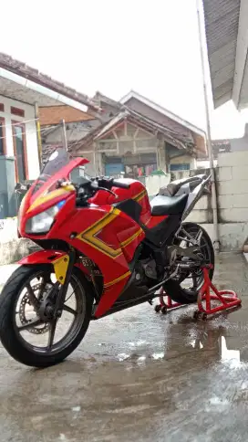 Honda. CBR 150 R