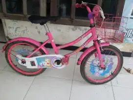 Sepeda anak cewek UK 18