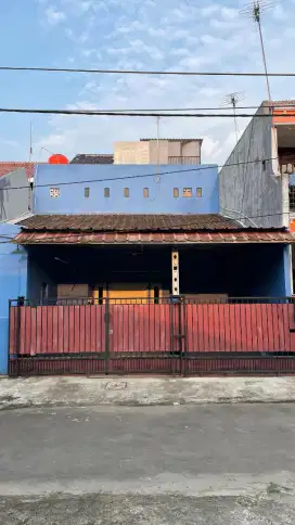 Rumah dua lantai 4 kamar 3 kamar mandi siap huni