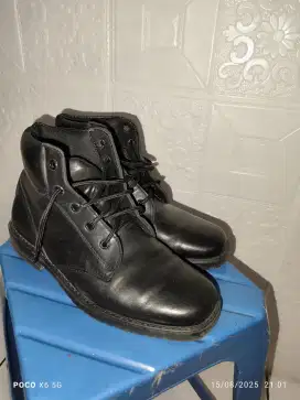 Sepatu kulit masih utuj