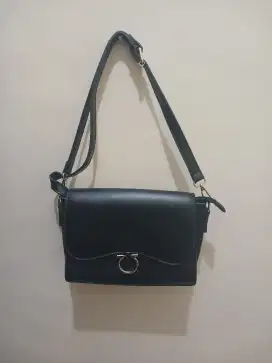 Tas Hitam Elizabeth