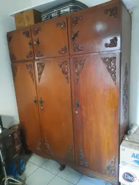 Lemari ukir jati
