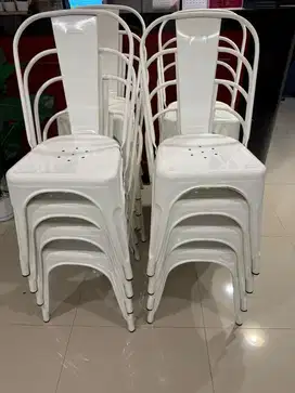kursi putih cafe kekinian