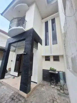 Rumah 2 lantai Siap Huni di Lebak Indah Regency Surabaya selangkah Ray