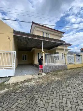 RUMAH 2 LANTAI TIMUR STM PEMKAB SETONO JENANGAN