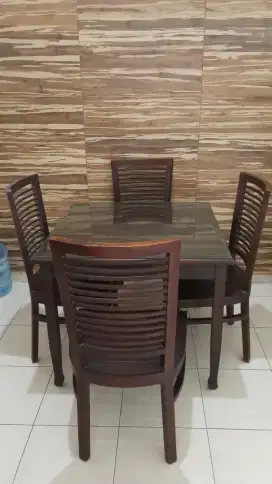 Meja Makan Kayu Mahoni 4 Kursi