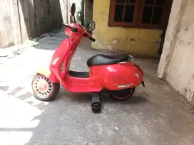 motoran vespa anak warna merah