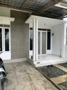 Disewakan rumah baru , berserta sebagian isi nya