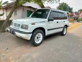 Suzuki Escudo 96 putih istimewa