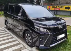 Toyota Voxy Hitam 2018, low km 36rb (individu)