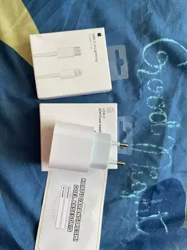 Adaptor Iphone + kabel lightening (blm dipakai)