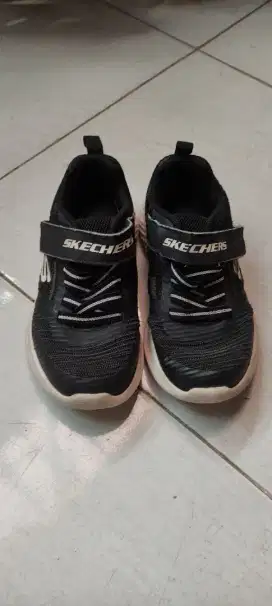 Sepatu skechers anak ukuran 17.5cm