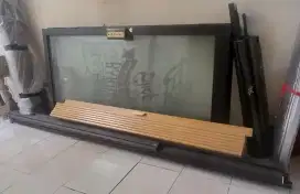 Partisi kaca dan meja makan