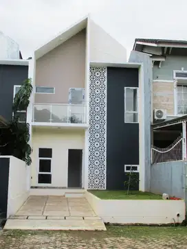 Rumah 2 Lantai Siap Huni Dengan View Taman Yang Hijau Lokasi Strategis