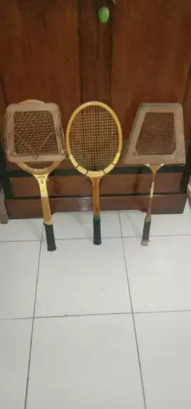 Raket kayu ada 3