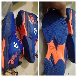 Sepatu badminton Yonex