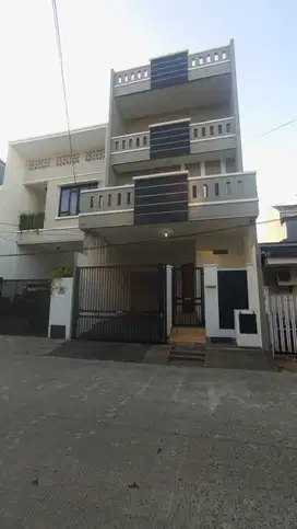 Rumah minimalis 3 lantai kelapa gading belakang mall