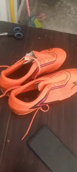 sepatu bola specs