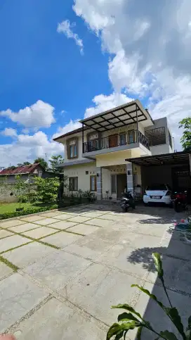 Di Jual Rumah 2lantai tempat strategis