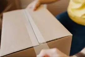 Staf Logistik, tukang packing paket