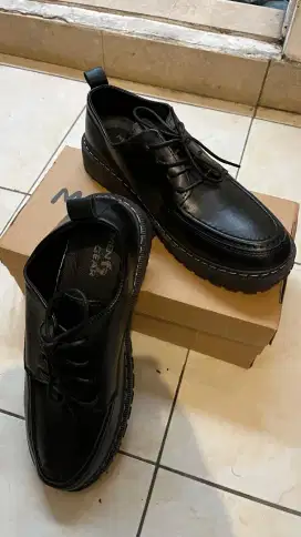 Sepatu kulit pria