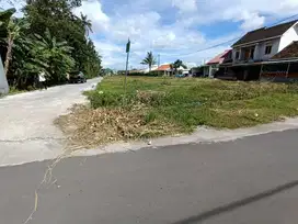 Wedomartani, Tanah di Utara Stadion Maguwo, Ringroad Utara