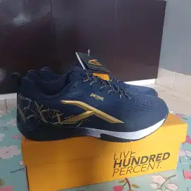 Sepatu badminton