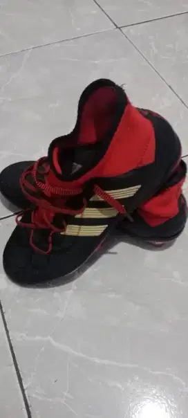 jual sepatu seken futsal no.36 merk specs dan sepatu bola adidas 40