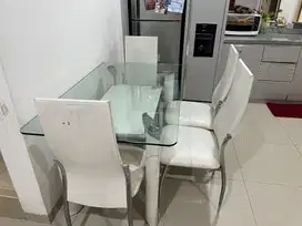 Set kursi dan meja makan Informa