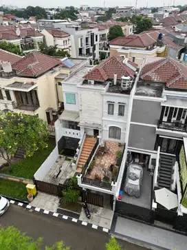 RUMAH DI PERMATA MEDITERANIA JAKARTA SELATAN PERBATASAN JAKARTA BARAT