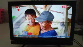 Tv Polytron 24 inci bergaris di tengah lain normal tidak ada kendala
