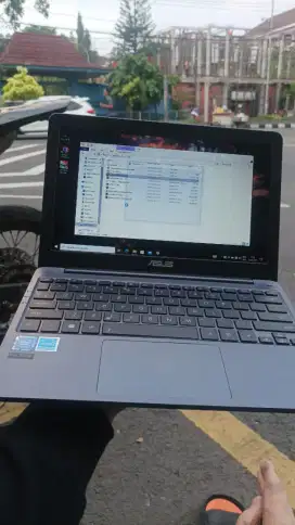 Asus E203MAH mulus normal siap kerja