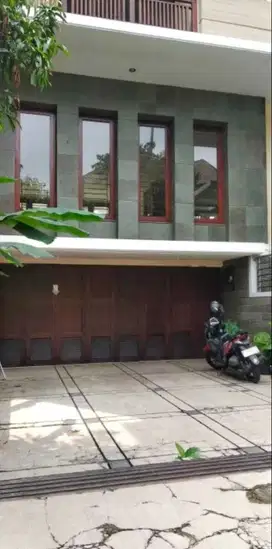 Rumah Lux 3 Lantai Siap Huni di Setraduta Bandung