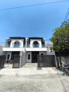 RUMAH BARU AMERICAN MODERN DI MANYAR DEKAT SEKOLAH PETRA MANYAR