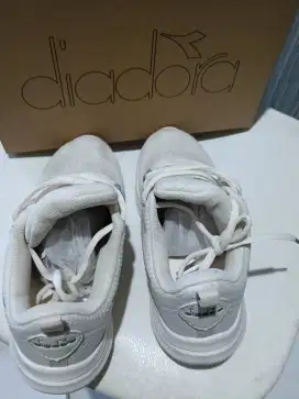 Sepatu olahraga diadora