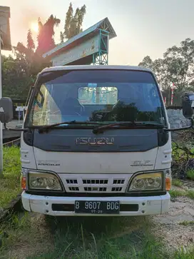 Isuzu ELF putih 2015 Tangan Pertama