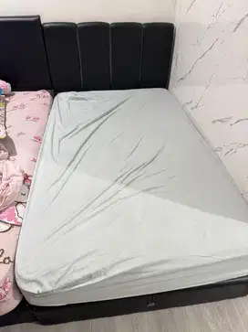 tempat tidur bekas seperti baru