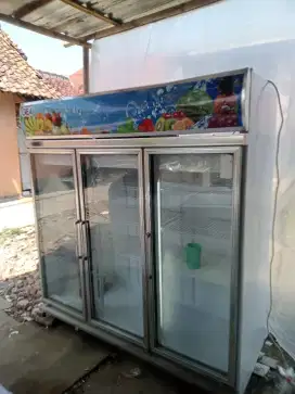 Jual showcase 3 pintu merek GEA kondisi barang normal siap pakai