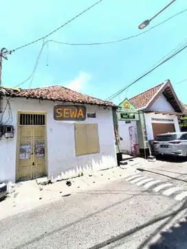 Disewakan Rumah Terawat Lokasi Strategis Tengah Kota Surabaya
