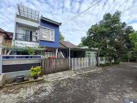 Rumah 2,5 Lantai Lokasi Strategis di Depok, Jual Cepat Hanya 1,3 M !!!