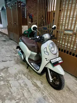 Scoopy Keyless Putih 2021
