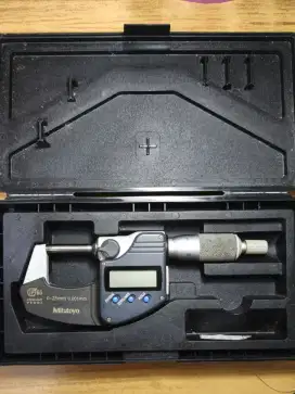 Mitutoyo Digital Micrometer, Large display, IP65, 
Accuracy +/1μm