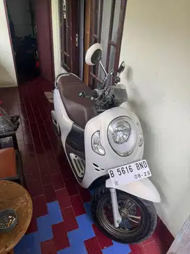 Scoopy 2024 prestige putih keyless