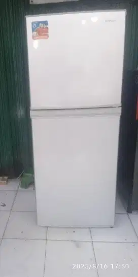 Kulkas 2 pintu merk Sharp. Mulus, kinyis2. Msih ori.