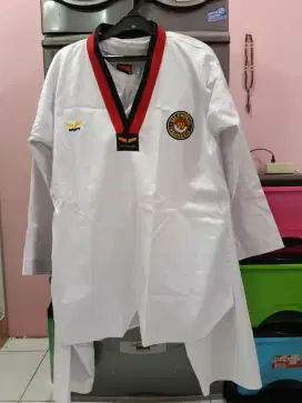 Satu set Baju celana dan peralatan taekwondo
