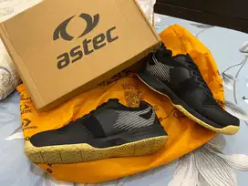 Sepatu bulutangkis Astec size 41 jual murah kekecilan