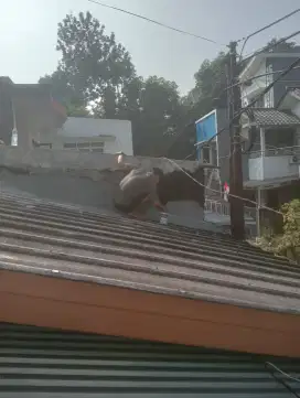 Menerima panggilan untuk perbaikan atap bocor dan renovasi rumah Dll