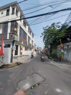 Di Jual Rumah 3 lantai di jalan Kran bisa KPR Siap Huni