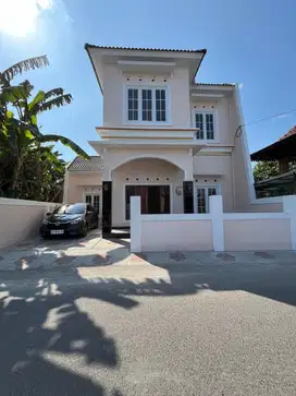 RUMAH MEWAH KLASIK MODERN STRATEGIS TEPI JALAN ASPAL DI BATURETNO