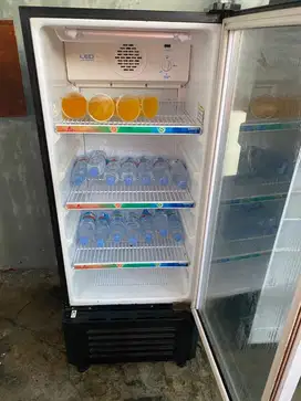 Showcase kulkas minuman merk Sanken